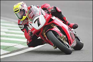 Hislop rides a Ducati at Brands Hatch in 2001