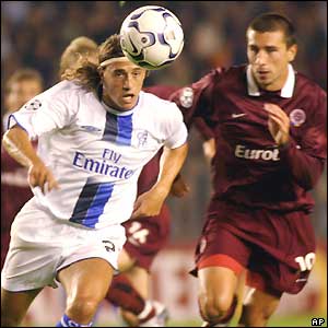 Chelsea's Hernan Crespo tries to fend off the attentions of Rastislav Michalik of Sparta Prague