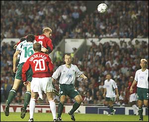 Nicky Butt heads home Manchester United's fourth goal 