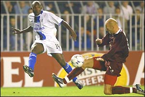 Geremi crosses the ball for Chelsea past Petr Johana