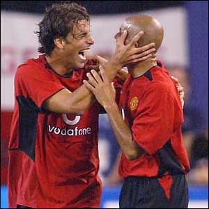 Ruud van Nistelrooy celebrates with Juan Sebastian Veron