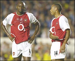 Patrick Vieira and Thierry Henry look dejected