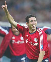 Roy Makaay salutes the crowd after scoring for Bayern Munich