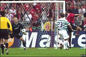 Roy Makaay scores the winner for Bayern Munich