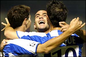 Walter Pandiani celebrates with Deportivo team-mates