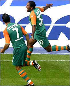 Ailton celebrates scoring his second goal for Werder Bremen against Hertha Berlin, joined by Paul Stalteri
