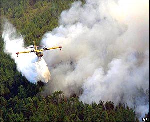 Firefighting plane pours water on fire in 