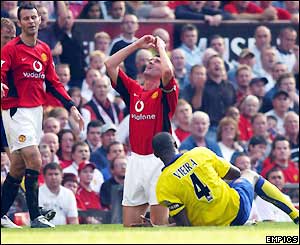 Man Utd captain Roy Keane reacts after being pulled up for a tackle on Vieira