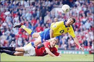Arsenal's Martin Keown makes a challenge on Man Utd's Diego Forlan