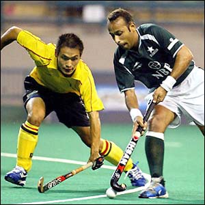 Kashif Jawad of Pakistan (right) battles for the ball with Lup Fangming of China during the match against Malaysia in the Asia Cup hockey tournament