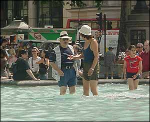 Couple paddling in Trafalgar Square fountain