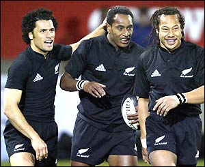 Joe Rokocoko gets congratulated by Doug Howlett, left and Tana Umaga, right