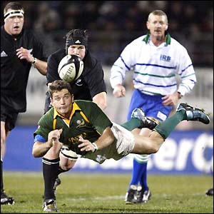 South Africa's Joost van der Westhuizen makes a spectacular diving pass