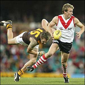Jude Bolton of the Sydney Swans avoids the challenge of Luke Hodge during the AFL match against the Hawthorn Hawks at the SCG