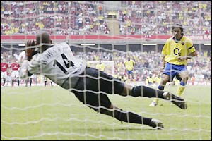 Tim Howard saves Robert Pires' shot on goal