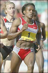 Maria Mutola on the way to victory in the 800m