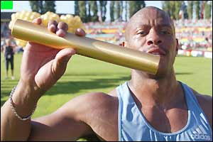 Maurice Greene celebrates victory in the 4x100m relay race