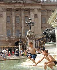 Swimmers took to the fountains outside Buckingham Palace