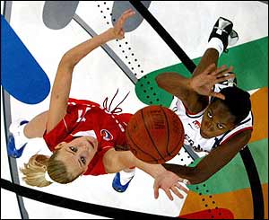 Russia's Maria Stepanova challenges France's Nathalie Lesdema