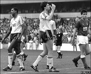 Niall Quinn leading his Arsenal team-mates back in 1986