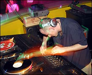 1Xtra, available on digital radio sets, digital TV and through the internet, aimed to offer a legal alternative to pirate stations