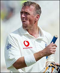 Alec Stewart returns to the pavilion after being dismissed by Jacques Kallis