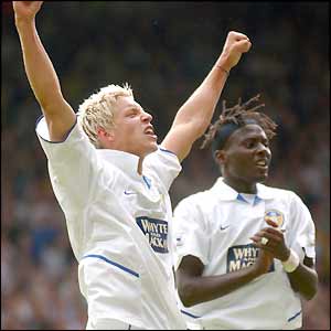 Alan Smith celebrates putting Leeds ahead