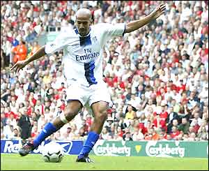 Juan Sebastian Veron shoots and scores for Chelsea