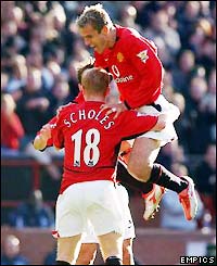 Paul Scholes celebrates his goal with Phil Neville