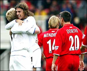 Damien Duff and Hernan Crespo celebrate the Argentine's late winner 