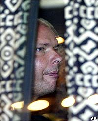 Unidentified hostage in bus to airport