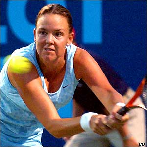 Lindsay Davenport returns a backhand to Jelena Dokic 