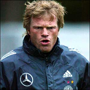 German captain Oliver Khan leads the German football team during a training session in Wentorf 