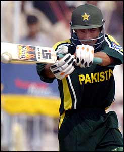 Yasir Hameed pulls a short ball