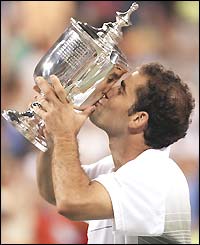 Pete Sampras lifts the trophy after winning the 2002 US Open