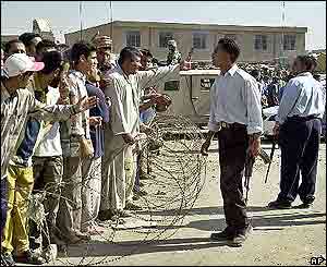 Iraqi police put up barbed wire