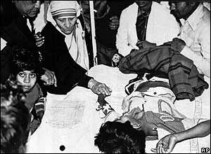 Mother Teresa with a Bhopal victim