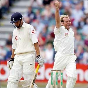 Ed Smith is dismissed by South Africa's Jacques Kallis