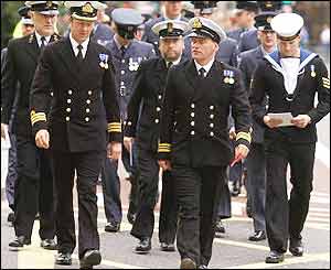 Sailors and airmen arrive