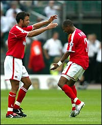 Shaun Bartlett celebrates after scoring against Wolves