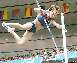 Stacy Dragila of the US clears the bar during the pole vault qualification