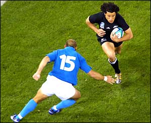 Doug Howlett takes on Italy's full-back Gert Peens