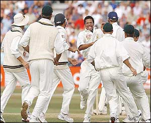 South Africa's players celebrate Trescothick's dismissal