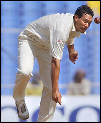 New Zealand opening bowler Daryl Tuffey bowls