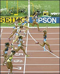 Kelli White wins the women's 100m final