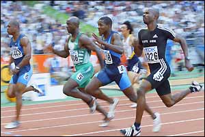 American Bernard Williams wins his 100m heat and qualifies for the final with Uchenna Emedolu (in third place ), Kim Collins (fourth) and Tim Montgomery (second)