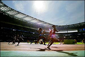 USA's Allyson Felix and Cuba's Roxana Diaz compete in the first heat of the women's 200m