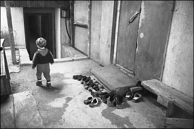 Five children and three adults live in three tiny rooms .Photo: ICRC/Agnes Montanari