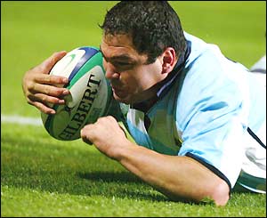 Federico Mendez scores a try for Argentina