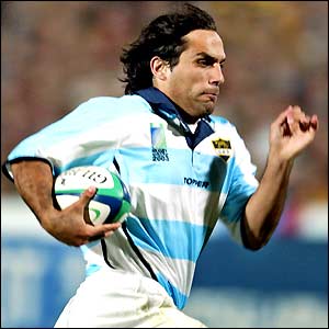 Martin Gaitan runs in to score a try for Argentina